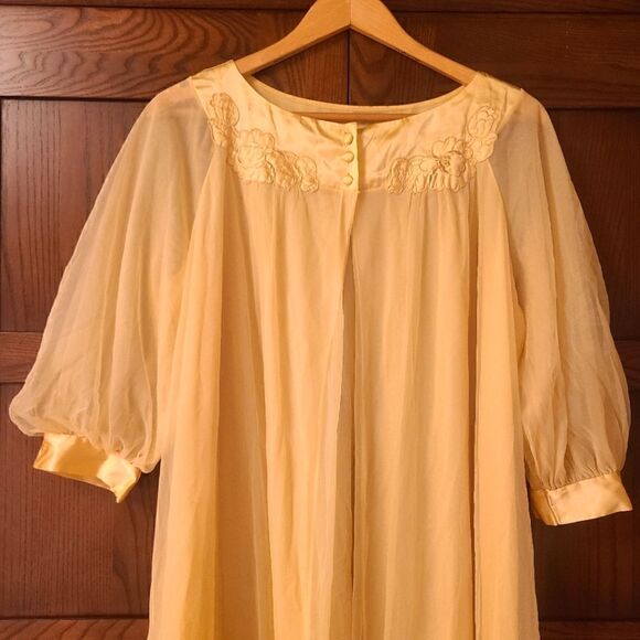 Vintage 60s Butter Yellow Chiffon Robe from Gossard Artemis - Picture 2 of 12